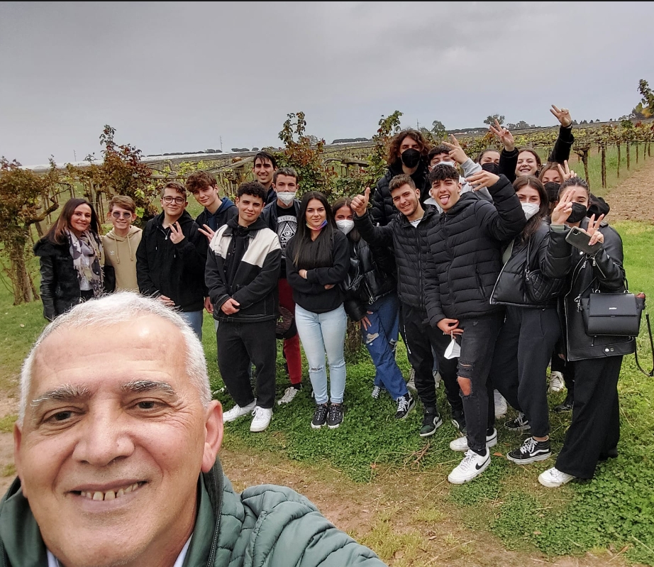 Fotografia della nostra classe insieme al nostro professore e alla preside della nostra scuola.